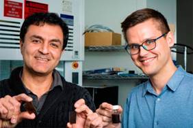 Os pesquisadores Kourosh Kalantar-zadeh e Torben Daeneke com um frasco da tinta 'solar'.